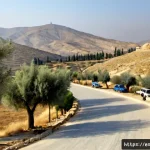 시리아의 날씨와 기후 - Photorealistic summer climate scene in Syria, wide cinematic view of the arid outskirts of Damascus ...